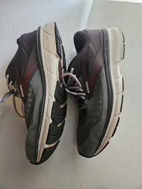 Brooks Men’s Dyad 11 Size 9 Gray Running Shoes with Burgundy Accents